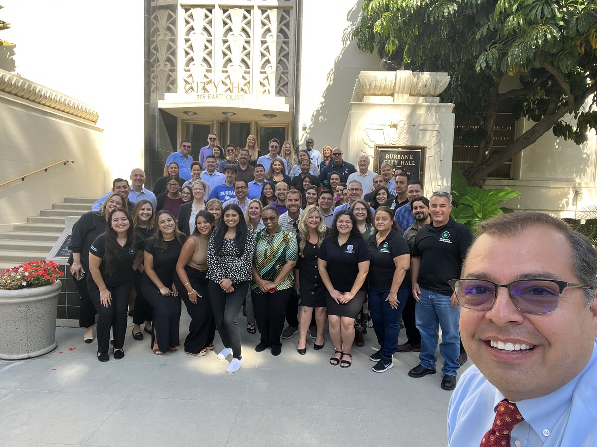 Celebrating public service on National #CityHallSelfie Day 📸 Thankful for our incredible staff who are committed to serving the Burbank community!
