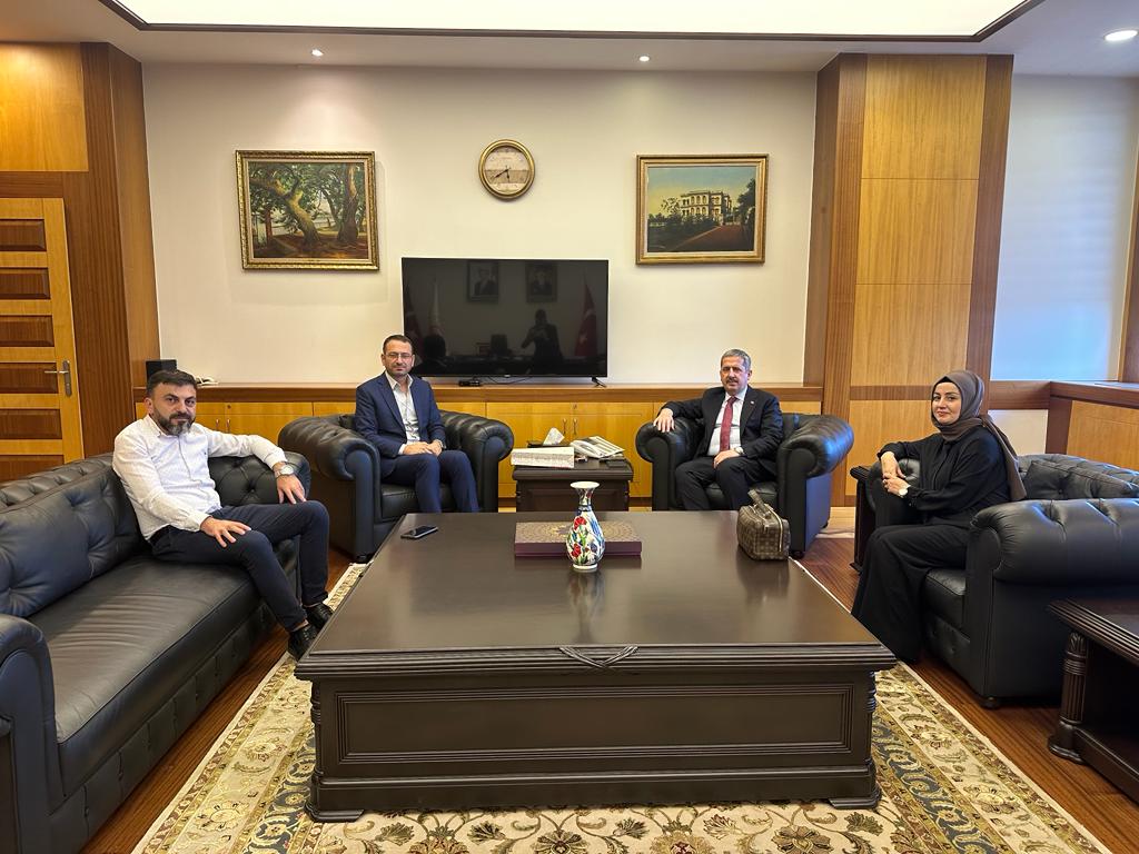 Ticaret Bakan Yardımcısı Sayın Mahmut Gürcan'ı ziyaret ederek görevinde başarı diledik.

Misafirperverliği için teşekkür ediyoruz. 

Ziyarete eşlik eden SWF Filtre Yönetim Kurulu Üyesi Sayın Seher Soytaş ve Anadolu Sorumlusu Sayın Şendoğan Soytaş'a ayrıca  şükranlarımı sunuyorum