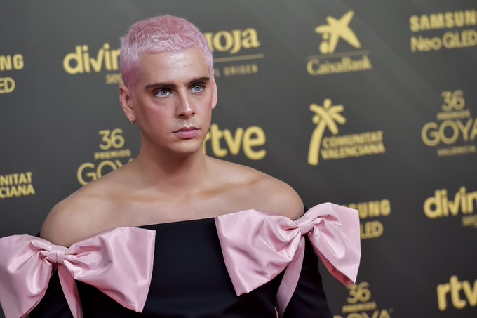 Antoine Griezmann sobre su famoso color de pelo la temporada pasada: "“Pregunté en casa sobre si debía ser azul o rosa. Tenemos tres chicas en casa y somos dos chicos, votamos y el rosa ganó”.