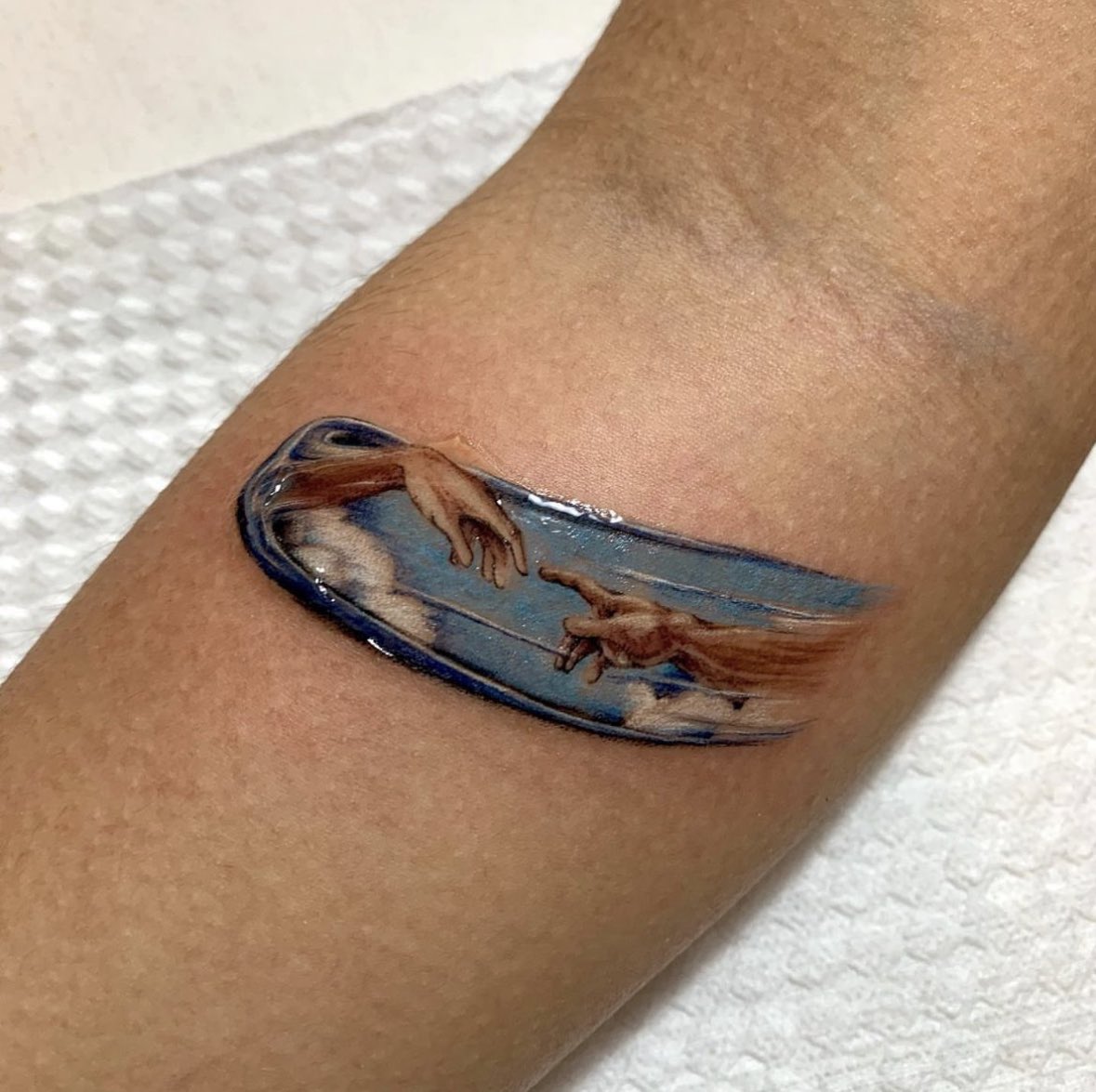 DaniOlivie's tweet photo. <- minha primeira tatuagem: 4h de sessão e quase desmaiei

-> 3 anos depois: meu segundo maior hit https://t.co/C2MN288UC6