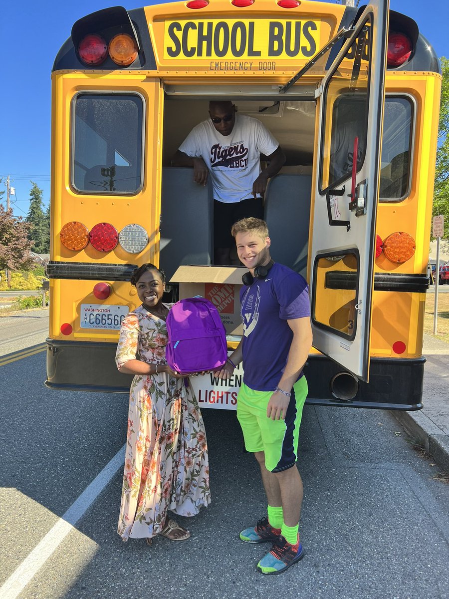 🎒 Our students' learning journey just got a boost with the delivery of backpacks filled with essential supplies. We are “Grateful”for the support that's shaping brighter futures! 📚🙌 Thank you <a href="/EPSFoundation/">EPS Foundation</a>! 
<a href="/DrIanBSaltzman/">Dr. Ian B. Saltzman</a> <a href="/EPS_Region1/">Cathy Woods</a> <a href="/EverettSchools/">Everett Public Schools.WA</a>