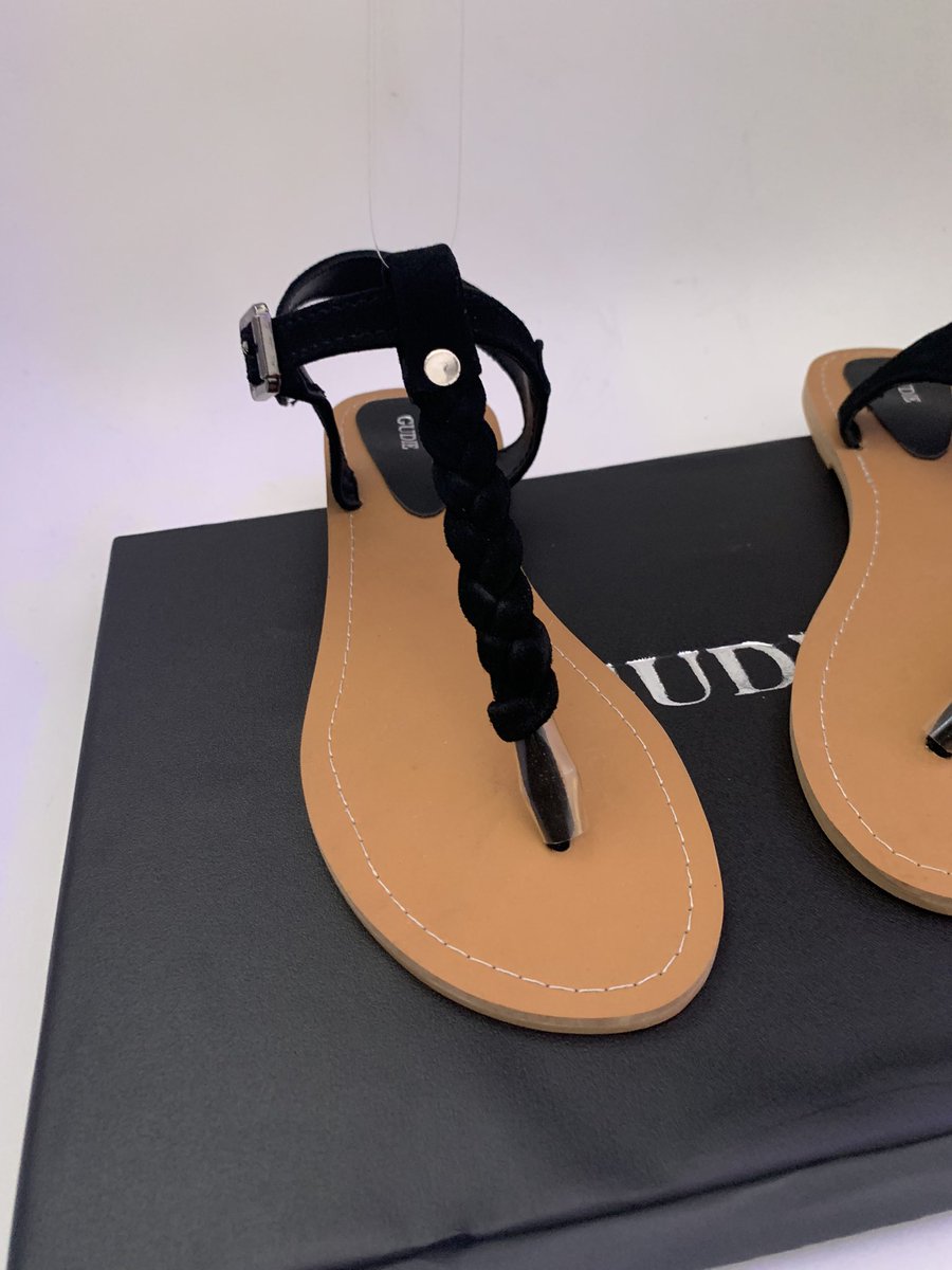 GoodnessAdeosun's tweet photo. Flat sandals with suede https://t.co/kaBGhC80vA