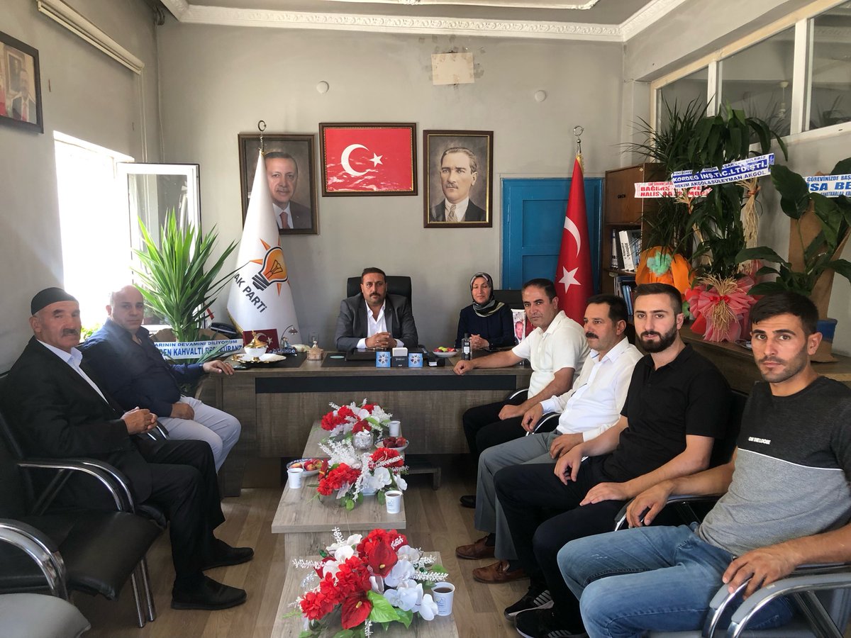 AdemARVAS_'s tweet photo. Ak Parti Edremit ilçe Başkanlığı kendisine tevdi edilen,ilçe başkanımız  @OndilKenan ‘a hayırlı olsun ziyaretinde bulunduk. 
Bir dönem ilçe yönetiminde beraber yol birliği yaptığımız başkanımıza başarılar diliyorum..Allah kendisine,ekibine güzel hizmetler yapmayı nasip etsin. https://t.co/XEyiJxgj7y