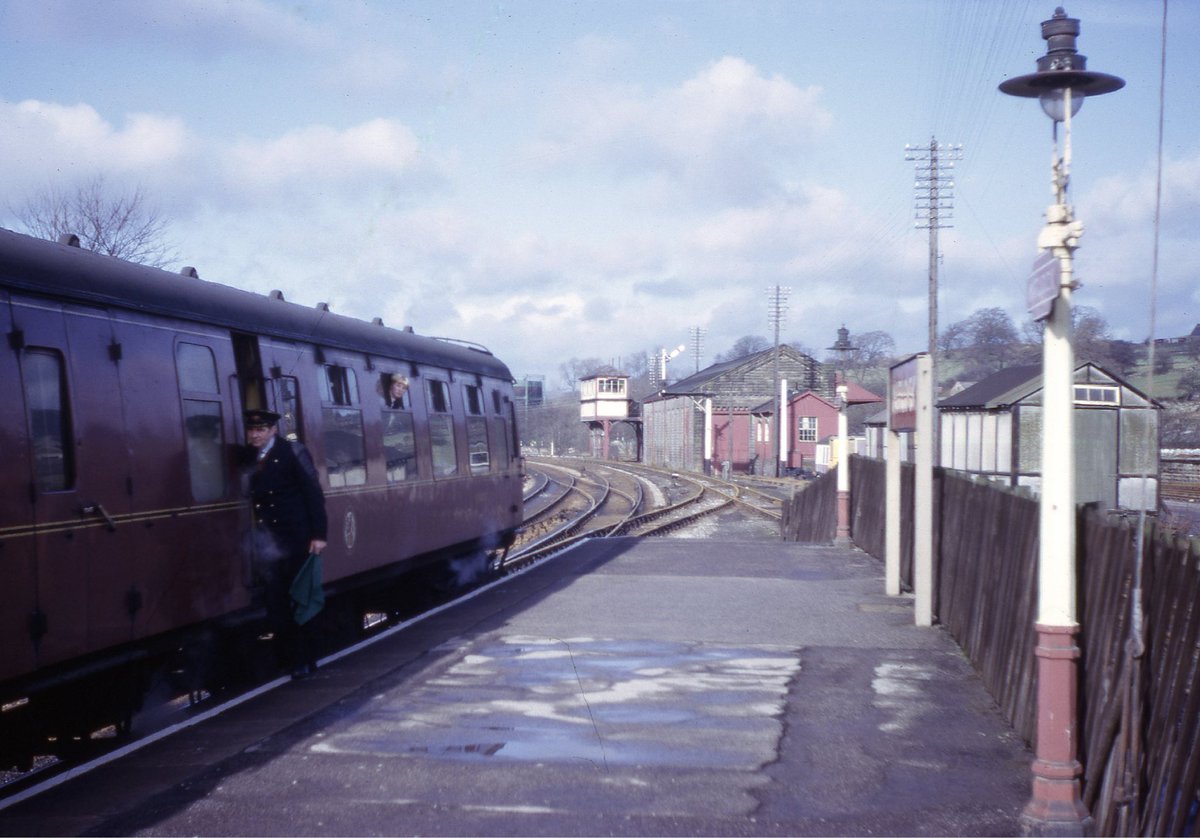 WalnutRede's tweet image. Snapshot of the past, Sunday 26 Feb 1967, the 0950 Manchester Pancras awaits departure from Matlock….. Box switched out with Darley Dale working to Ambergate South, Notts Division didn’t want to waste money! @N_Amberfield #train #railway