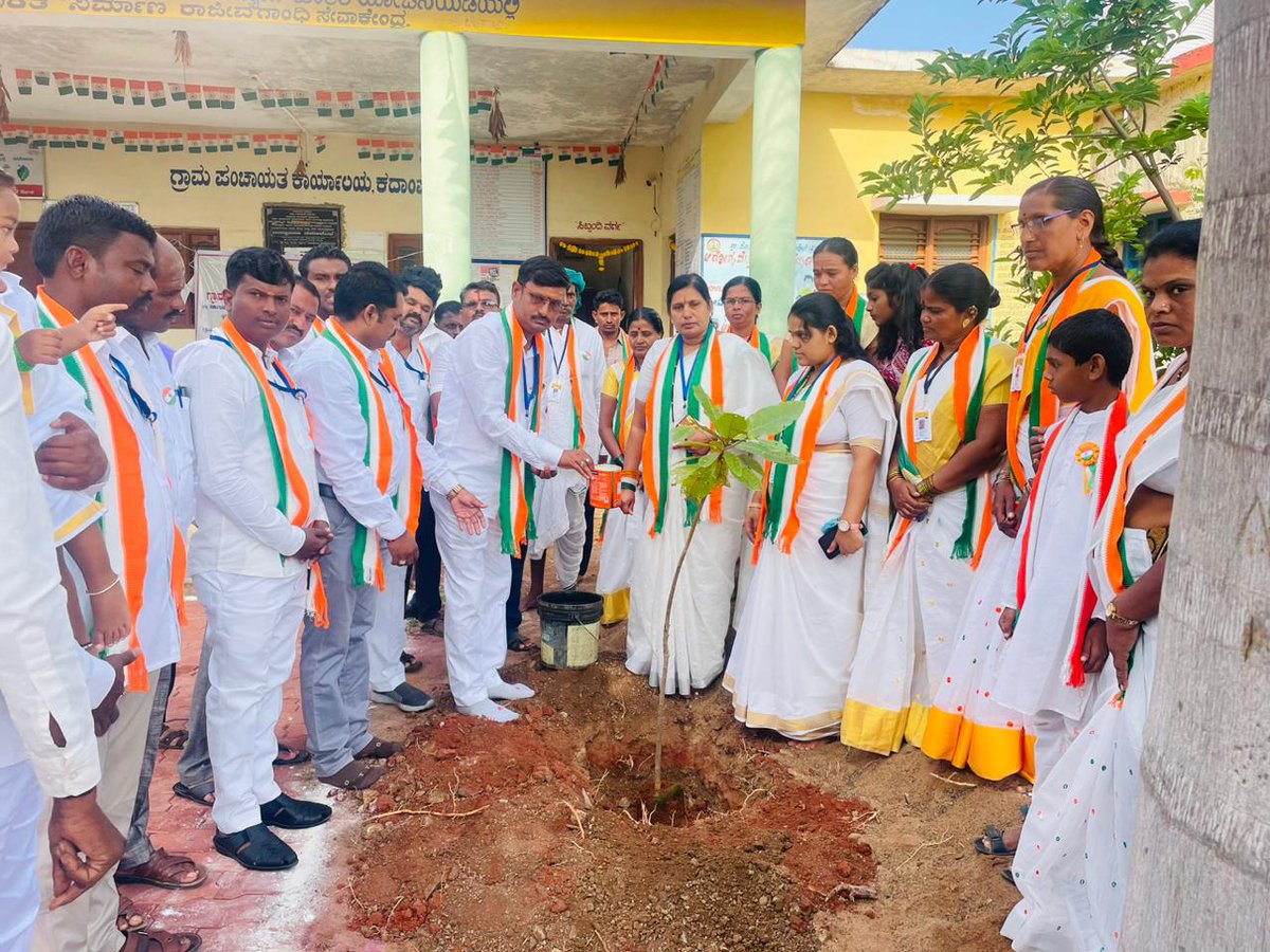 MgnregaRamdurg's tweet photo. 77ನೇ ಸ್ವಾತಂತ್ರ್ಯ ದಿನಾಚರಣೆ ಪ್ರಯುಕ್ತ *ರಾಮದುರ್ಗ ತಾಲೂಕಿನ ಕದಾಂಪೂರ ಗ್ರಾಮ ಪಂಚಾಯತಿ ನಮ್ಮ ನೆಲ ನಮ್ಮ ದೇಶ ಕಾರ್ಯಕ್ರಮ, ಶಿಲಾಫಲಕ ಉದ್ಘಾಟನೆ, ಪಂಚಪ್ರಾಣ ಪ್ರತಿಜ್ಞೆ, ಸಸಿ ನಡುವಿಕೆ , ಕಾರ್ಯಕ್ರಮಗಳನ್ನು ಜರುಗಿಸಲಾಯಿತು. https://t.co/08VOj6z6li