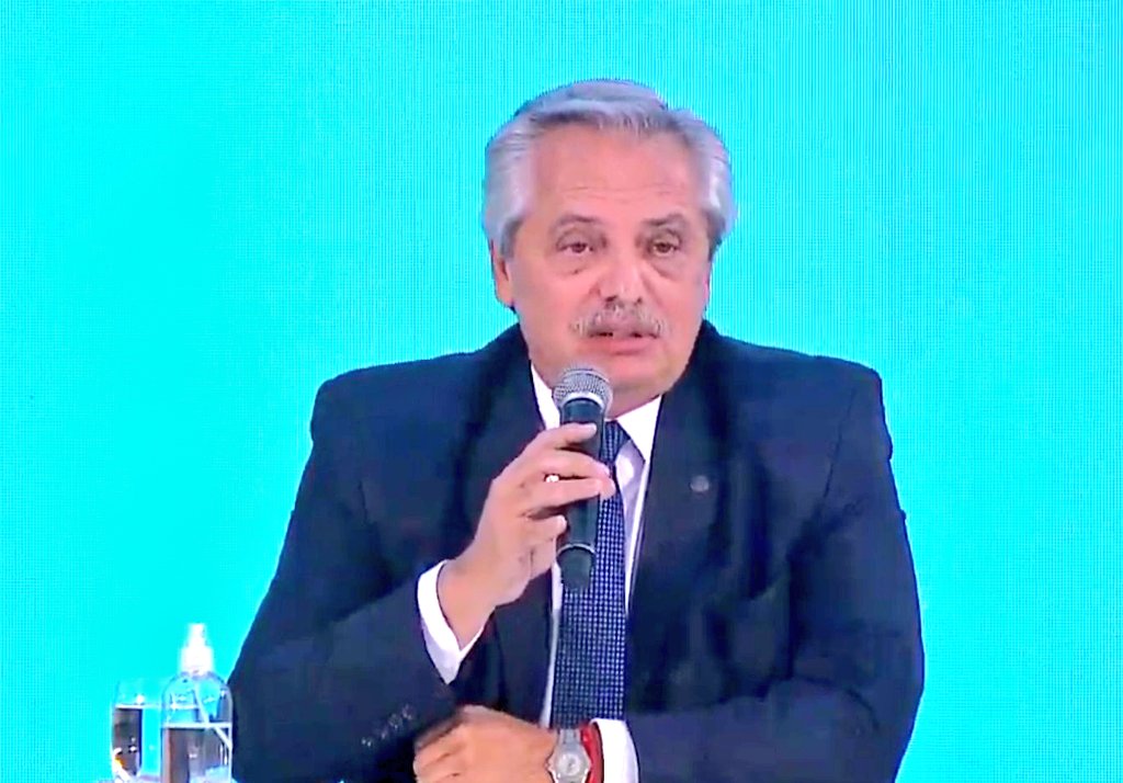 Liberfach0's tweet photo. 🇦🇷⚠️ | AHORA: El gobierno izquierdista de Alberto Fernández, anunció una nueva PROHIBICIÓN a las exportaciones de CARNES y LACTEOS, dando un duro golpe a productores y exportadores del país. ¿Y así se atreven a decir que Milei será un peligro para Argentina? https://t.co/LhbpZtuXK4