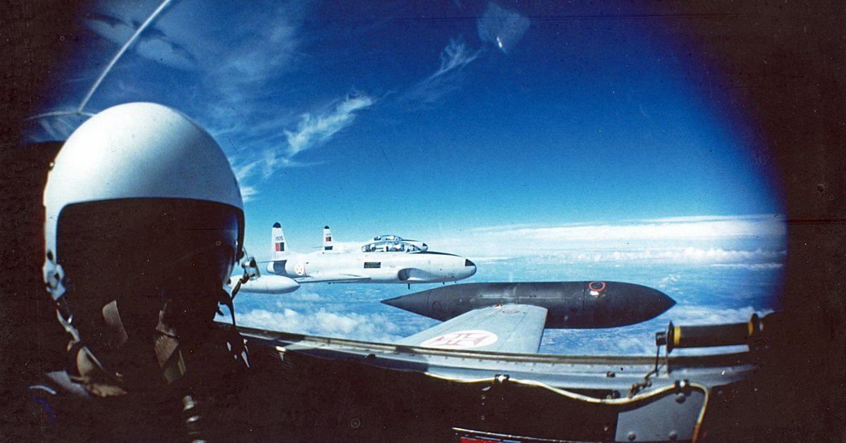 avioesFAP_hist's tweet photo. No tempo em que as “selfies” eram analógicas. No interior de um T-33A Shooting Star. A Força Aérea operou os T-33 de 1953 a 1992 na missão de instrução avançada de pilotagem de aviões de combate (📷 PRTAF) #forcaaerea #forçaaérea #forcaaereaportuguesa #forçaaéreaportuguesa https://t.co/4xxgRybvrE