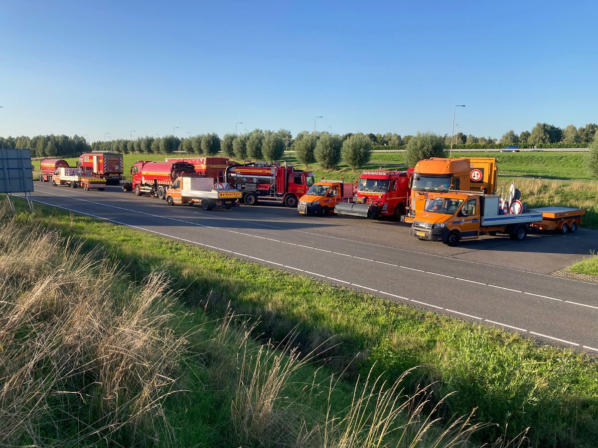 De #N57 is gereinigd door onze calamiteiten-aannemer #palmolie . Door de goede en veilige  samenwerking <a href="/Rijkswaterstaat/">Rijkswaterstaat</a> en <a href="/VermeulenGroep/">VermeulenGroep</a> kunnen we terugkijken op een geslaagde uitdaging 👍🏻🔝👍🏻