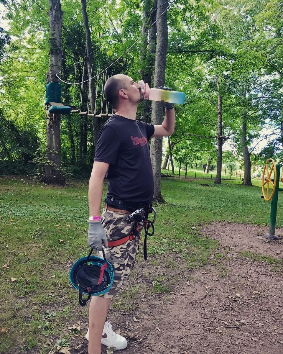 NicoEnVrai's tweet photo. La virilité face à la nature ! Un homme protégeant sa fille...ouais enfin on a fait de l'accro-branche quoi‼️🌳🌞
#aufilducam #peronne #somme #acrobranche #activiteenfant https://t.co/PrzOQKehED