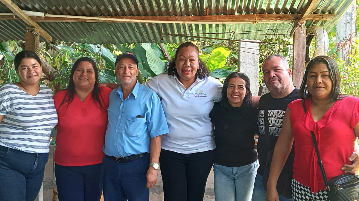MayraIsabelCM's tweet photo. Enormemente agradecida por el gran recibimiento de mis amigos y compañeros de Pueblo Bello, Cesar. Intensificando nuestro trabajo y a su vez, ratificando la importancia del arte y la cultura en nuestra sociedad 📚❤️ 
#transformandodesdelaeducación https://t.co/DSsRQj9ftl