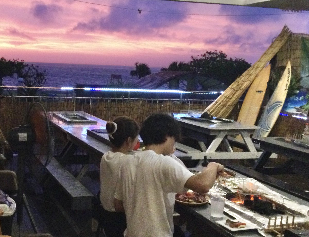 EbZxs's tweet photo. 沖縄北谷アラハビーチ前
オーシャンビューテラス席
手ぶら炭火焼BBQ🍖

Candy&amp;Candy 

本日の雨上がりの夕日は幻想的でした。
ご来店頂いたお客様ありがとうございました♪
#沖縄
#旅行
#BBQ
#癒し
#エンジョイ
#焼肉
#オーシャンビュー
#北谷
#予約制 https://t.co/Zvmwrt3c2Q