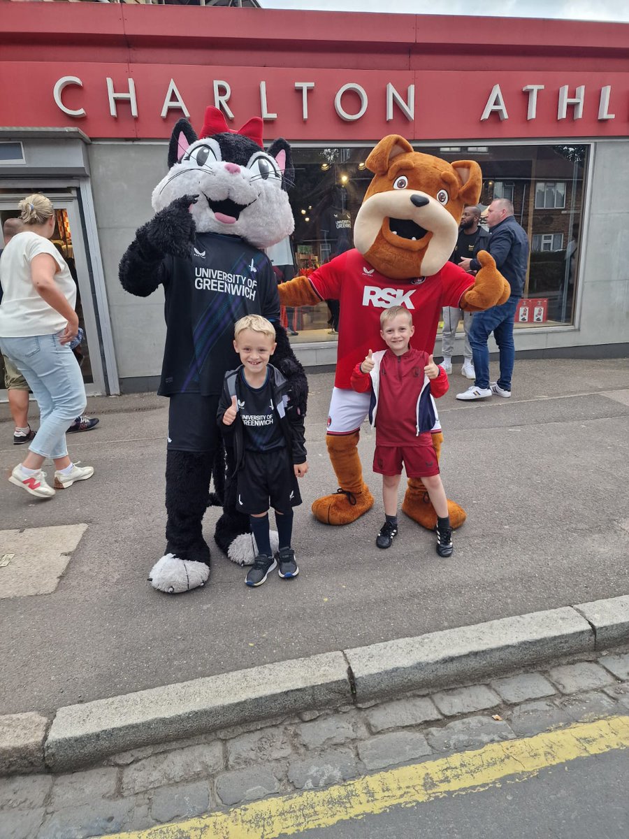 Corrine0392's tweet photo. @CAFCofficial Selfie time for Oscar and Jack while waiting for the Addicks to come out 😁 Also met Harvey and Floyd outside, looking like twins 😁 https://t.co/L9Qo9IyvGU