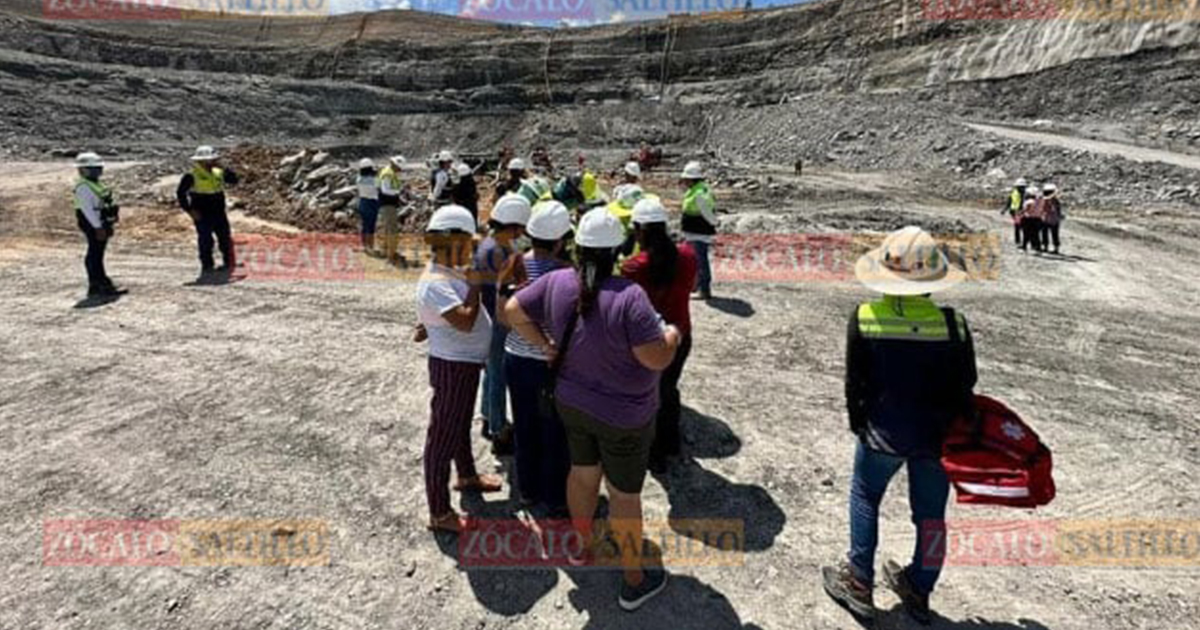 ZocaloPN's tweet photo. Viudas de los 10 mineros bajan al fondo de El Pinabete
https://t.co/EuE8UMLWh4
#Mineros #ElPinabete https://t.co/mwDOyRXLDS