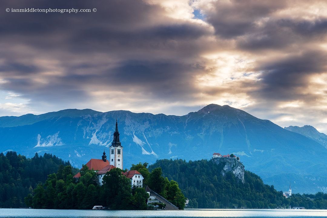 CatholicSVN's tweet photo. Marijino vnebovzetje / Assumption of the Virgin Mary
🌍: Bled
📷: ianmiddletonphotography 
#catholicslovenia #slovenia 
+++
https://t.co/dNakxTgLIU https://t.co/d2jkNLq1iE