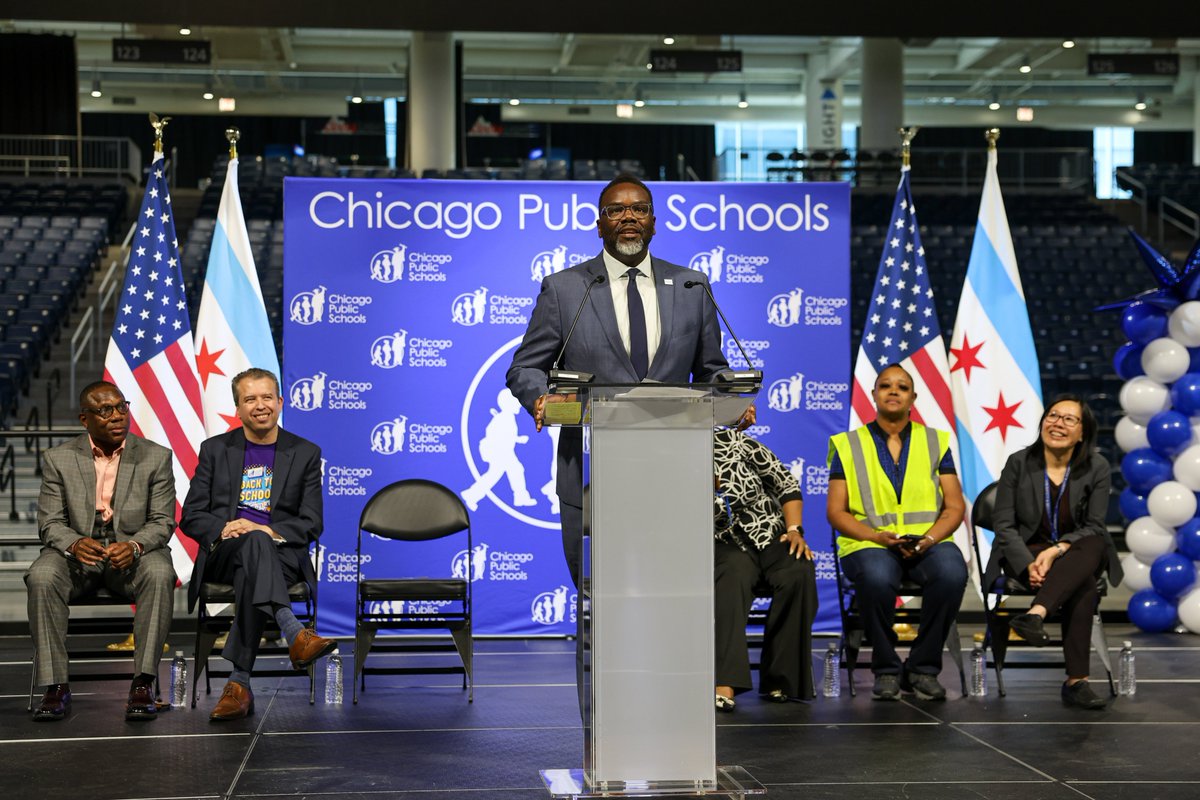WintrustArena's tweet photo. Thank you, @ChicagosMayor, @ChiPubSchools @PedroCPSCEO and Chief of Safety and Security Jadine Chou for recognizing Safe Passage workers and crossing guards during your 2023-24 school year rally! #WintrustArena #CPSBackToSchool https://t.co/2AxhXSJMHV