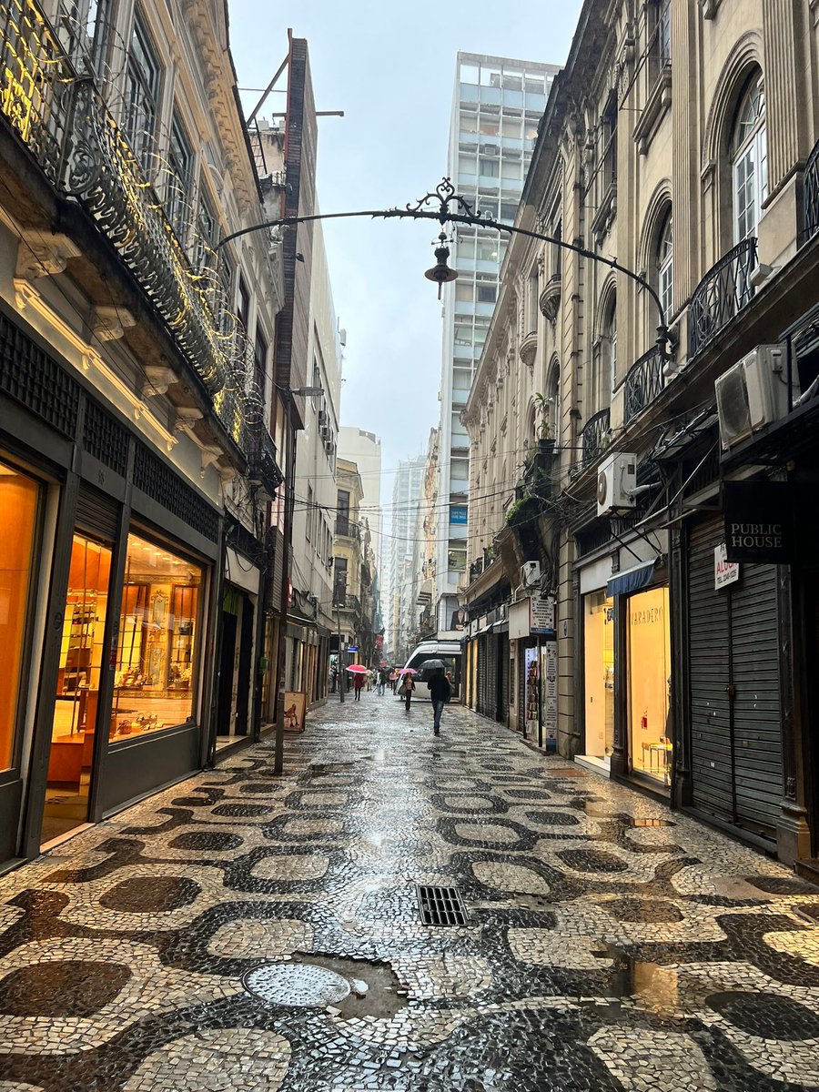 diretodomiolo's tweet photo. 🚨VEJA: Centro do Rio tá parecendo Londres mané... https://t.co/1vW62Zqblq