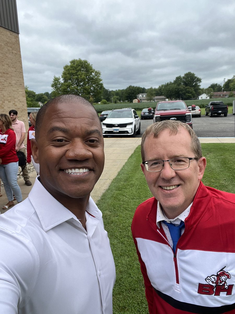Styles_MarlonJr's tweet photo. Celebrating @tdugan75! His leadership in @bhcusd_8 is amazing. He is genuinely connected to his staff, empowers every leader, and centers his vision on opportunities for the kids. I am a fan for life!
Had a blast watching you shine my friend. Have a great year! #IgnitingUnifiers https://t.co/C6mMcp1Qef