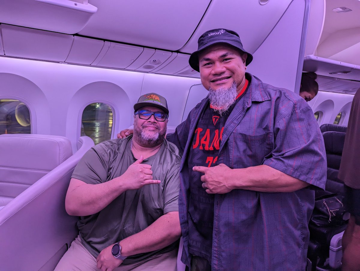 FlyingFoxBeerAS's tweet image. Got to sit by the great Tuaman @Tuamanation on our recent flight to Auckland &amp;amp; invited him to bring his family out to @FlyingFoxBeerAS next time he's on Tutuila. Amazing, humble guy! Thank you champ!