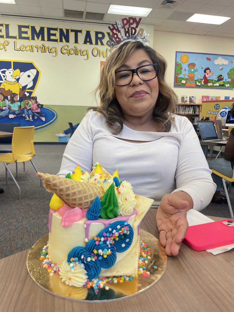 Our fantastic Administrative Assistant deserves to be celebrated daily! She is the best and goes over and beyond for our school. We love you! <a href="/WesleyES_HISD/">Wesley Elementary School</a> @arleishajw <a href="/ladyrsolo/">Rhobia Solomon</a>