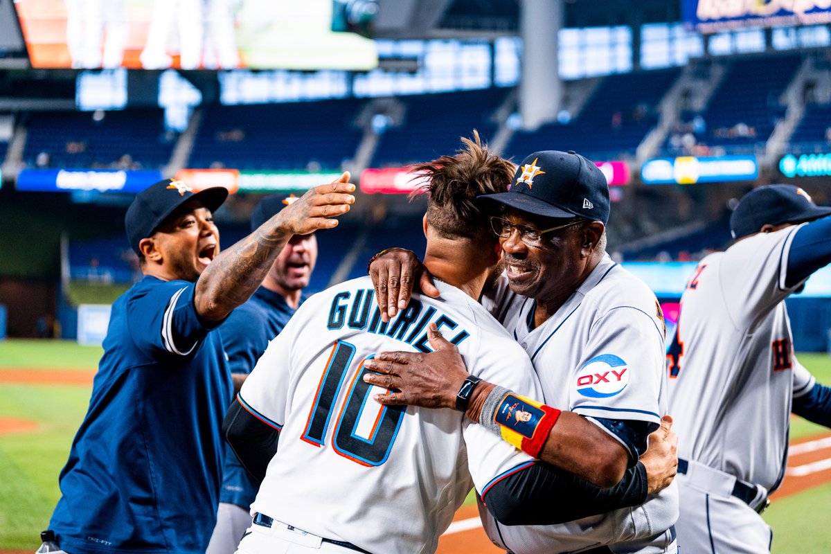astros's tweet photo. Prior to tonight's game, we presented La Piña his 2022 World Series ring. https://t.co/wgoHdPnPoF