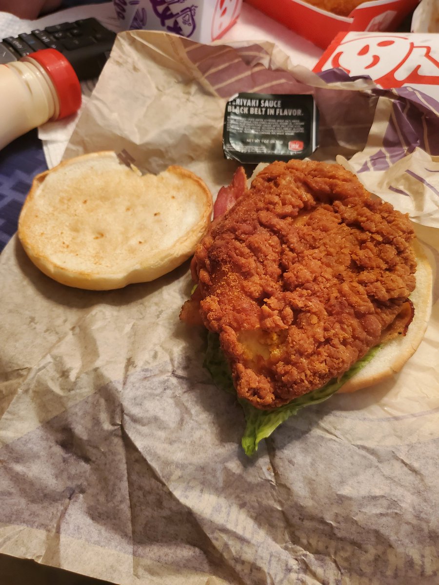 Somewhatnormal's tweet image. So apparently at first I thought my @JackBox just didn't put the ranch, cheese or bacon on my number 11 (homestyle ranch) turns out I ended up with a spicy chicken patty instead. Guess they switched the sandwiches. Not happy, wish I had my sandwich instead. 😒