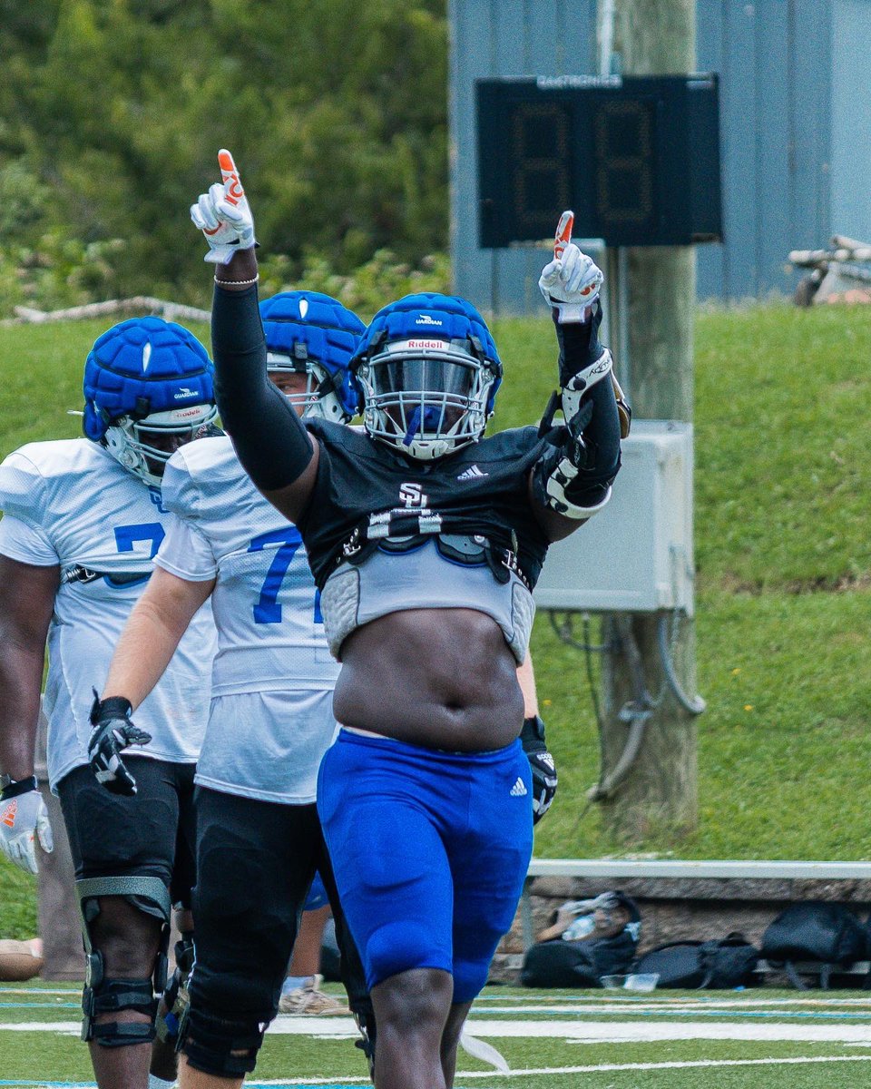 Shorter_FB's tweet photo. Working hard, playing harder.

#CampSzn | #FlyHawks https://t.co/BKP5ffqDxB
