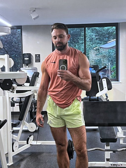 Do you like my gym outfit? https://t.co/Ku9LlD1ZCo