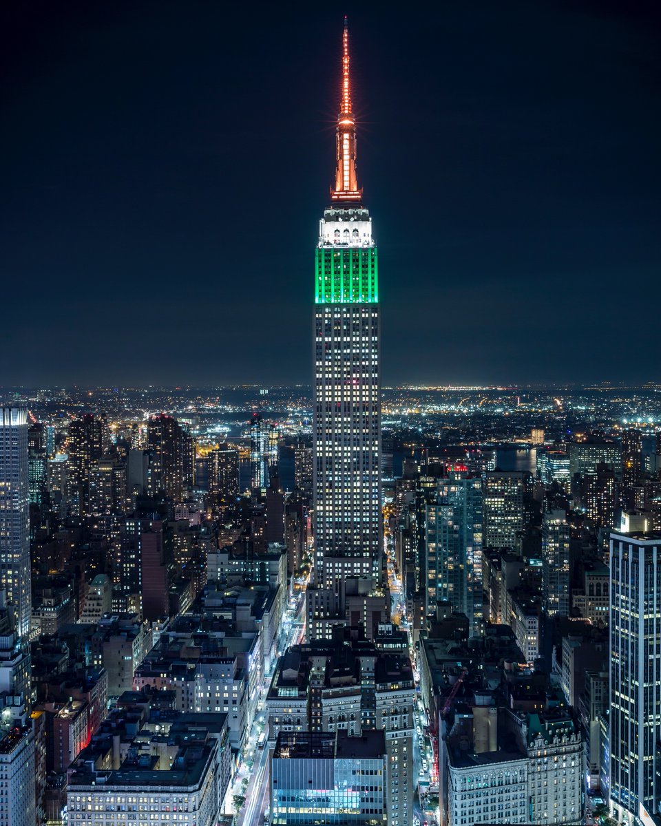 EmpireStateBldg's tweet image. Recreating the Indian flag in our lights tonight as we celebrate India’s Independence Day
  
📷: vikvik7/IG
