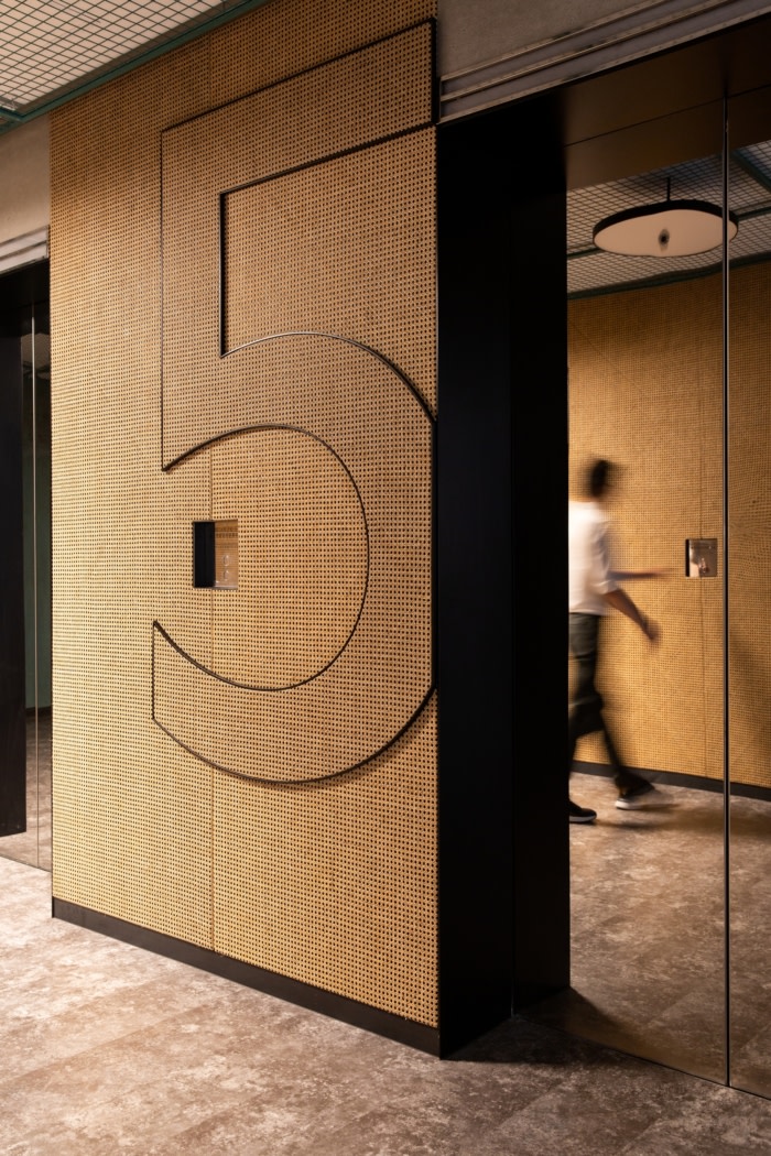 Creative signage at Standard Chartered Bank in Hong Kong by <a href="/gensler_design/">Gensler</a> #officesnapshots #officedesign