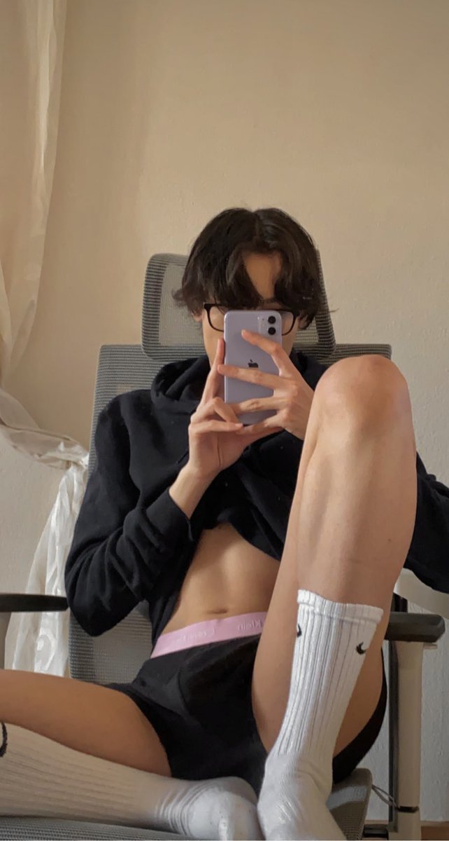 neontwink's tweet photo. Wished he was there to sit on me ✨ https://t.co/43r5yYvd25