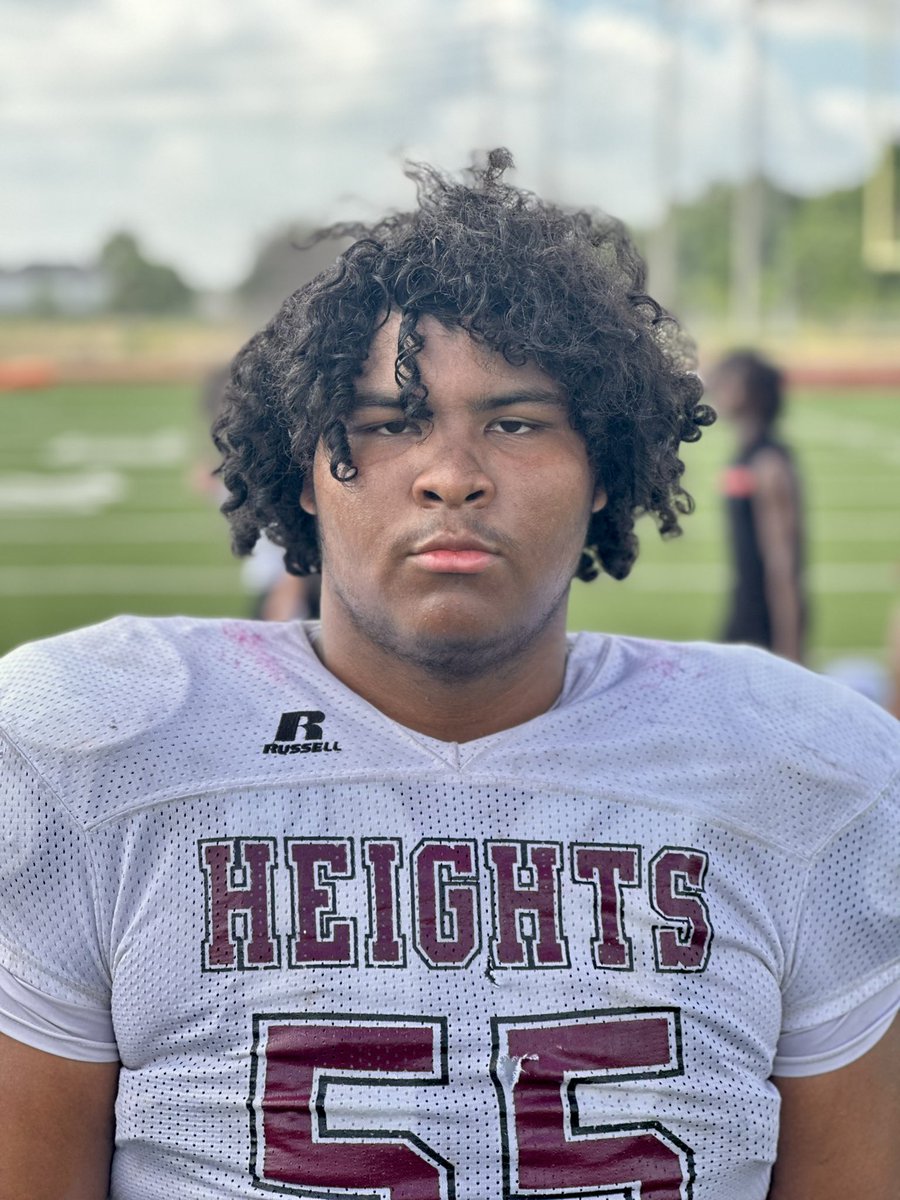 Devinn “Big Devo” Farris C/O ‘25 HS: Heights A Mountain 🏔️ of a young man (6’6” 305lbs.) This is the kind of tackle prospect that you want protecting the QB’s blind side. Very strong 💪, good footwork for his size, is able to use leverage to his advantage and pancakes 🥞 DL.