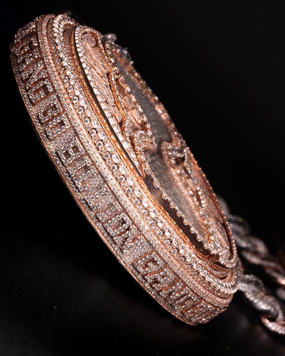 Davido’s bespoke pendant, dedicated to the success of his new album ‘Timeless’.