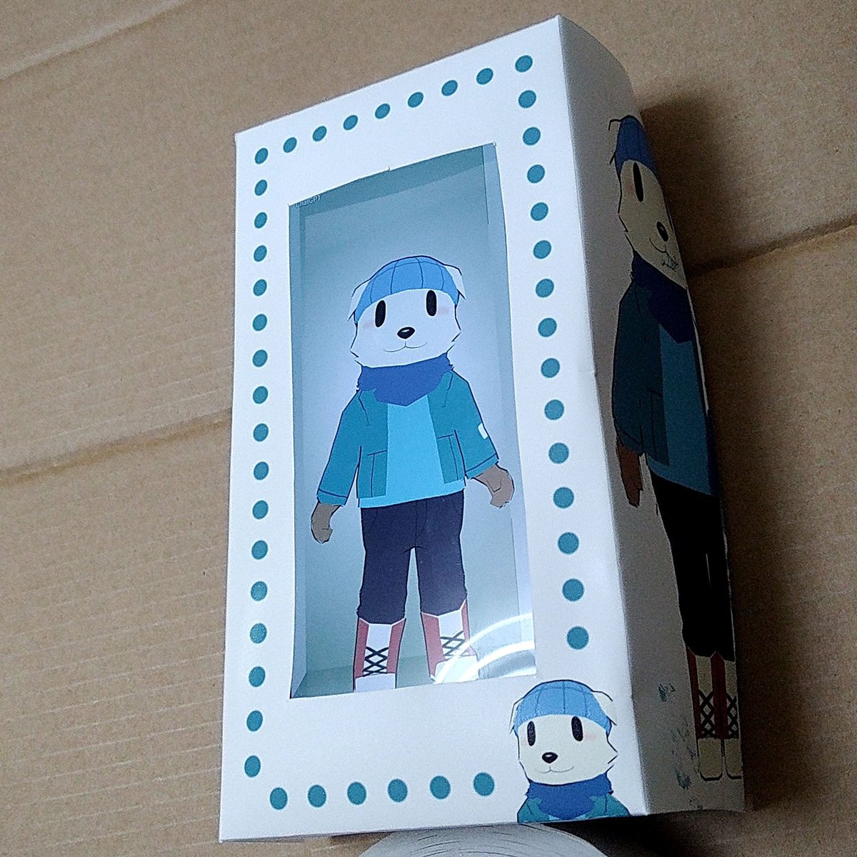 KagamiHW's tweet image. デジタルフィギュアボックスを自作した
それっぽいパッケージを印刷してスマホ画面に合わせて切り抜く
画面表示は #VRM壁紙 というライブ壁紙機能でVRMをアニメーション表示するandroidアプリ
画面背景は適当に描いた
結論としては、既製品が出たらそっち買ったほうがいい
#digitalfigurebox