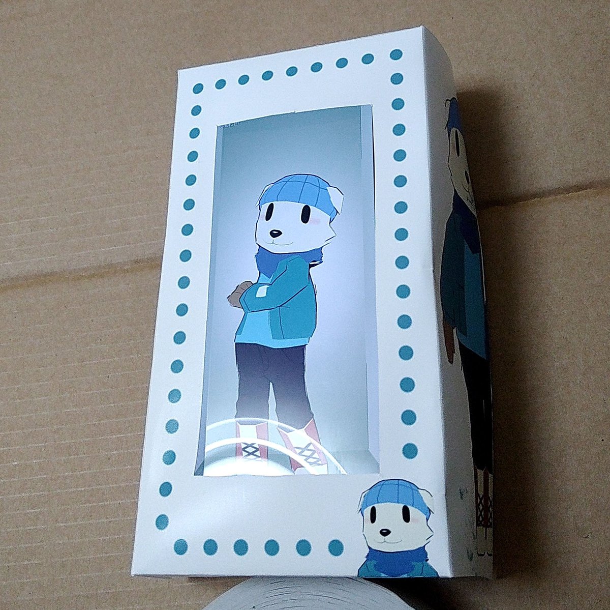 KagamiHW's tweet image. デジタルフィギュアボックスを自作した
それっぽいパッケージを印刷してスマホ画面に合わせて切り抜く
画面表示は #VRM壁紙 というライブ壁紙機能でVRMをアニメーション表示するandroidアプリ
画面背景は適当に描いた
結論としては、既製品が出たらそっち買ったほうがいい
#digitalfigurebox