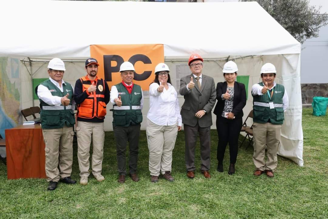 NellyParedesDC's tweet photo. Es importante que todos participemos en el #SimulacroNacional2023, para asegurar la capacidad de respuesta oportuna ante un sismo. Debemos salvaguardar nuestra vida y la de toda nuestra familia, por eso estos ejercicio son de suma importancia. ¡Preparados evitamos desastres! https://t.co/TSRjxbUUbA