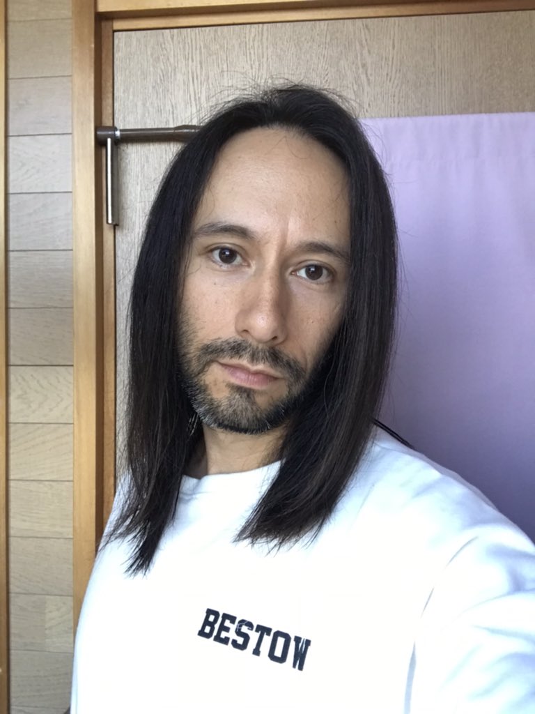 Ryojuli's tweet photo. あっという間に髪の毛が伸びちゃった😲
そろそろ切らなくちゃ😅
El pasar un temporada en la habitación del tiempo se nota. No es que ahora este mas fuerte, pero si mas peludo 😅
(El que lo entendio lo entendio) 

#menslonghair #メンズヘア #ryojuli #cabellolargohombre https://t.co/mmKSURNMNk