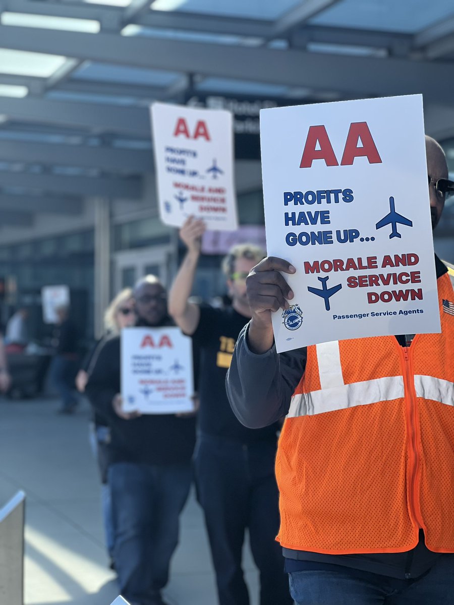 Teamsters856's tweet photo. 🛫🌐 From coast to coast, we stand united! Today, American Airlines SFO Teamsters 856 members joined thousands across the country in a day of action calling for an end to stall tactics by AA! ✊Fair contract now! #UnionStrong #FairPayAA @Teamsters @CWAUnion https://t.co/1czJNQSbvr