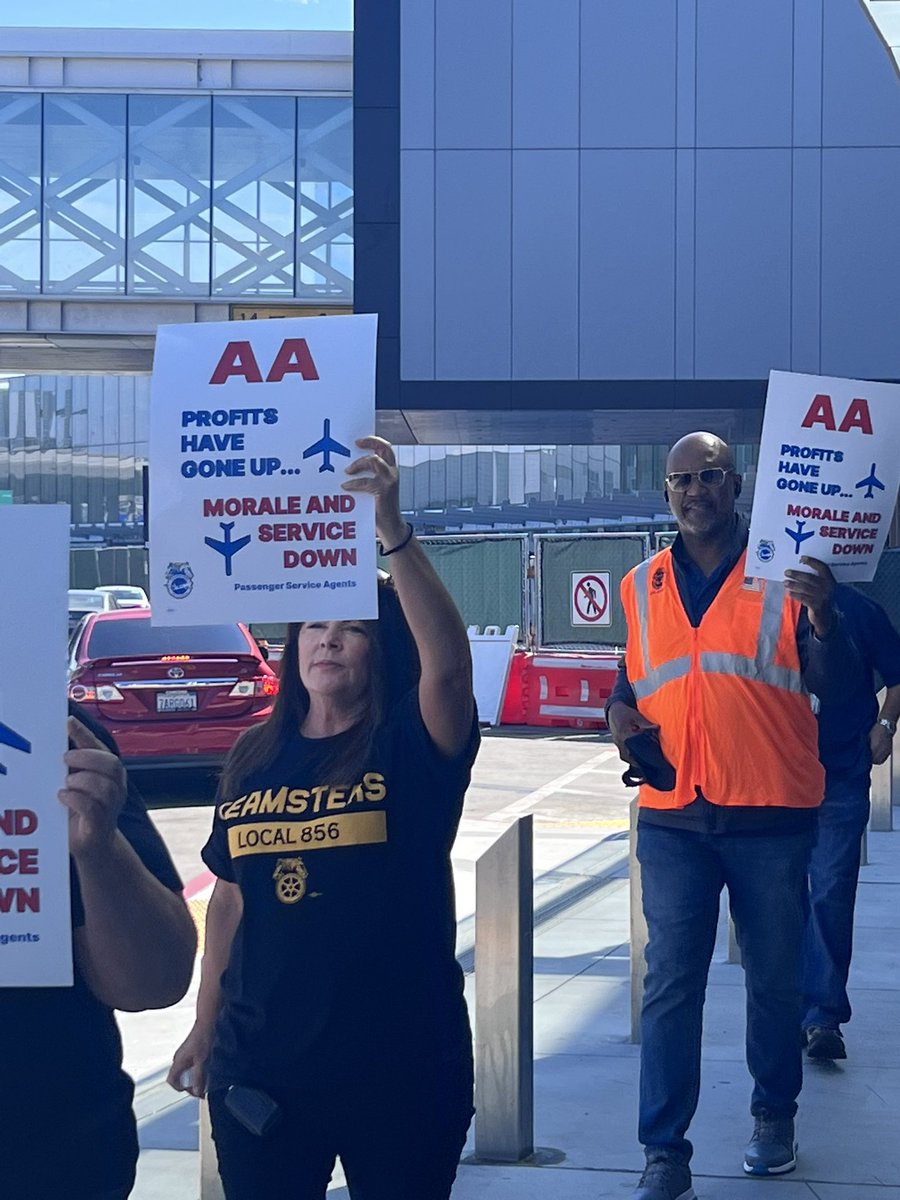 Teamsters856's tweet photo. 🛫🌐 From coast to coast, we stand united! Today, American Airlines SFO Teamsters 856 members joined thousands across the country in a day of action calling for an end to stall tactics by AA! ✊Fair contract now! #UnionStrong #FairPayAA @Teamsters @CWAUnion https://t.co/1czJNQSbvr