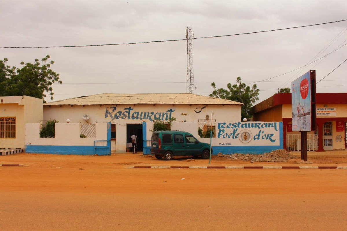 Le restaurant Poêle d'Or à Zinder vient d'élargir son menu:

¤ Salade aux choux garnie avec hommos de hanza et graines de magaria.
¤ Salade aux carottes garnie de hommos de hanza et amandes de aduwa.
¤ Sandwich garni au hommos de hanza.

Venez goûter!
Vers N'Wala. +227-96104381.