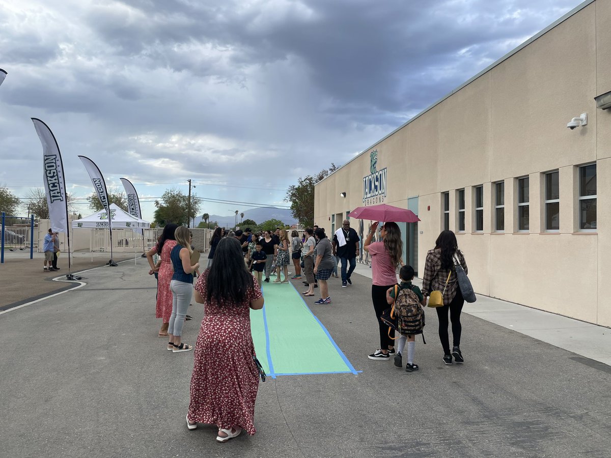 A great first day of school at @JacksonDragons! Families walked the green carpet and high fived their way into school! @DesertSandsUSD @josemontano