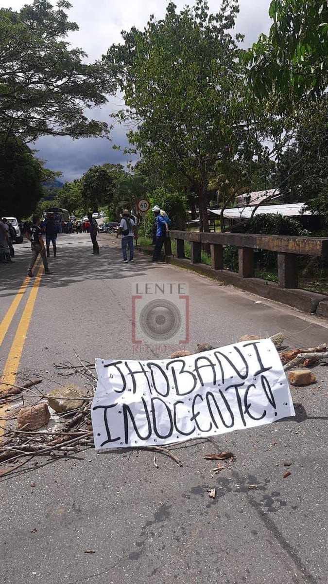 MariaFdaCabal's tweet photo. 🆘#URGENTE Guerrilleros tienen bloqueada la vía entre Paujil y Florencia. Tampoco hay paso hacia San Vicente.

Los lecheros están parados bajo amenaza y el @mindefensa brilla por su ausencia. El Presidente habla de otros temas en plena escalada violenta, pero no pone orden. https://t.co/d3dg2TpXam