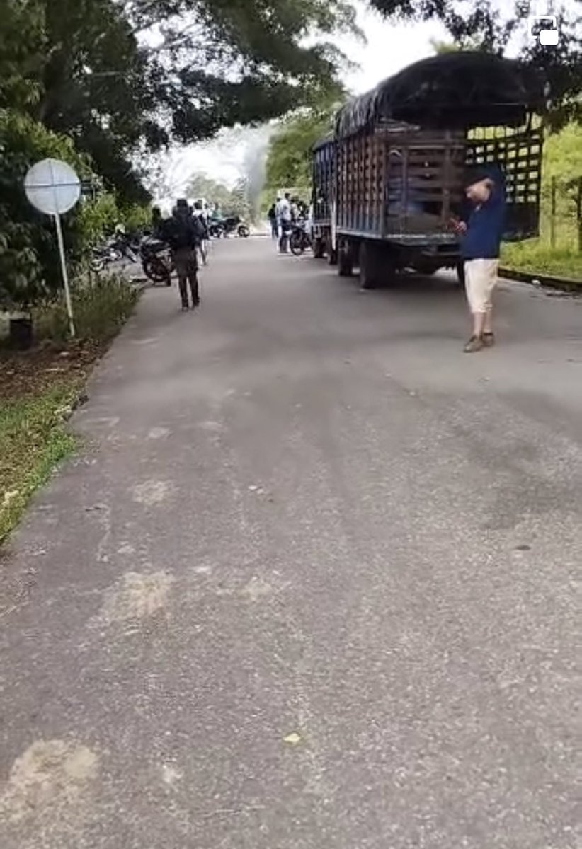 MariaFdaCabal's tweet photo. 🆘#URGENTE Guerrilleros tienen bloqueada la vía entre Paujil y Florencia. Tampoco hay paso hacia San Vicente.

Los lecheros están parados bajo amenaza y el @mindefensa brilla por su ausencia. El Presidente habla de otros temas en plena escalada violenta, pero no pone orden. https://t.co/d3dg2TpXam