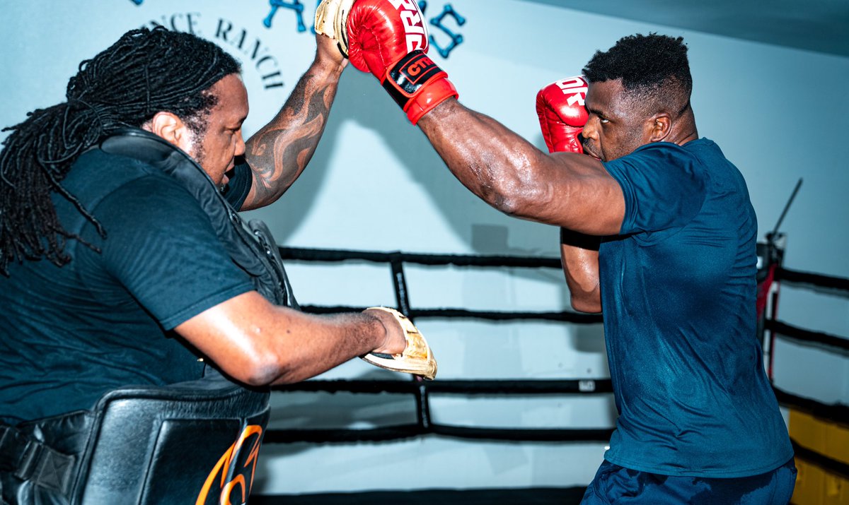 francis_ngannou's tweet photo. Leveling up 📈 

#FuryNgannou #RiyadhSeason https://t.co/K3XbFmxedg