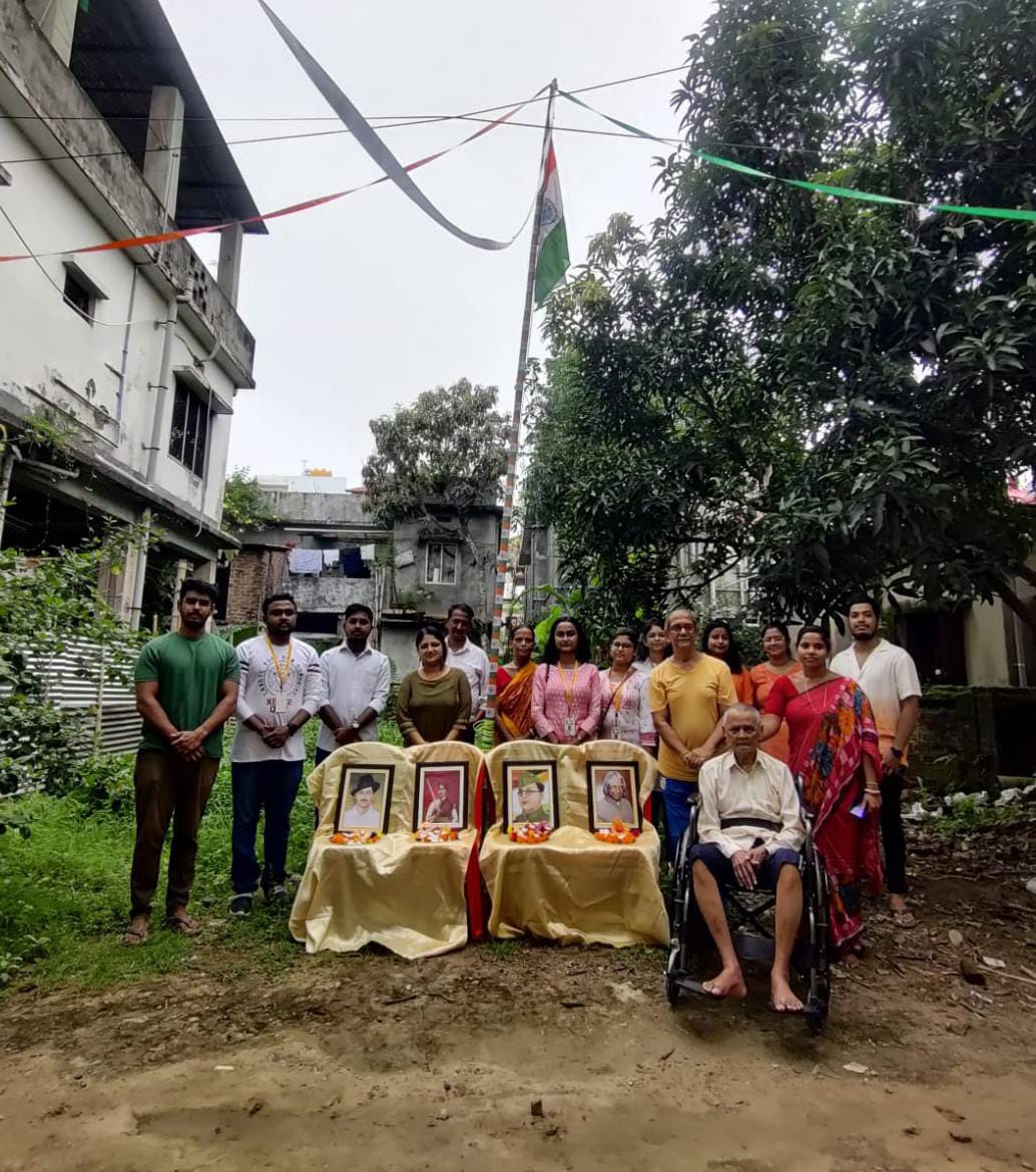 Sanjeevani8654's tweet photo. HAPPY INDEPENDENCE DAY
🧡🤍💚 Commemorating Our Glorious Freedom struggle, We bow before those Bravehearts who laid their life for this Nation.

Saluting #INDIA On it's #77th_INDEPENDENCE_DAY
Where Each Bud Bloom it's Beautiful Colour and Each Day is the Celebration of Unity. https://t.co/UdFQvIMdVB