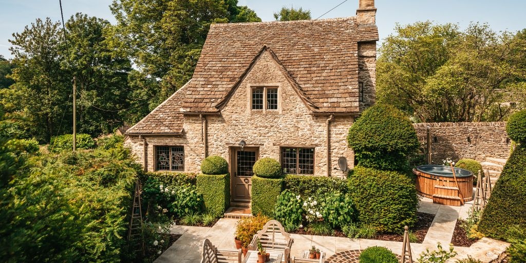 This “lost in time” homestead has beetroot-and-blackberry gardens to rival Highgrove. …r-hundred-summers.uniquehomestays.com