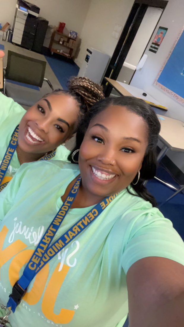 KCPS_CentralMS's tweet photo. Central middle is sparking joy! #kcpsconvocation2023 https://t.co/THrZqaPzsg