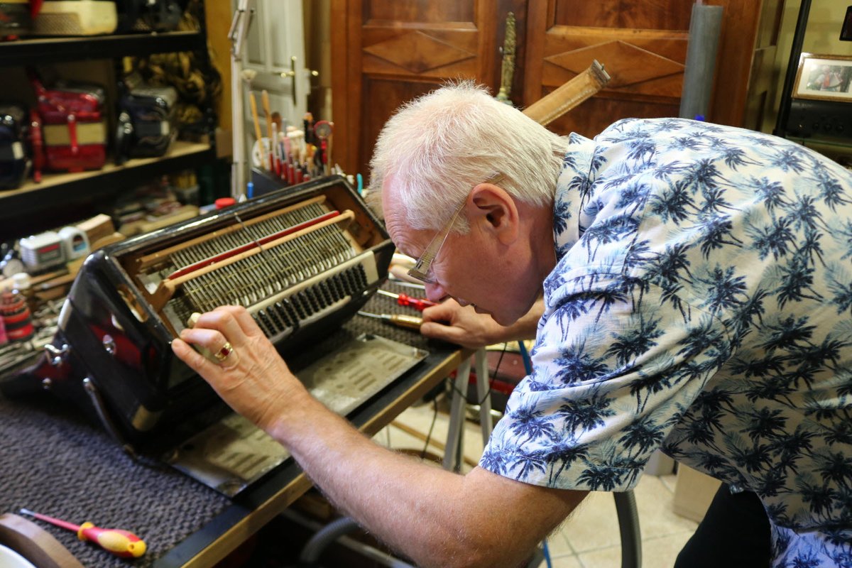 À 65 ans, le #Dijonnais Joël Gaudot est un des rares et plus réputés réparateurs d'accordéons en France

c.bienpublic.com/culture-loisir…