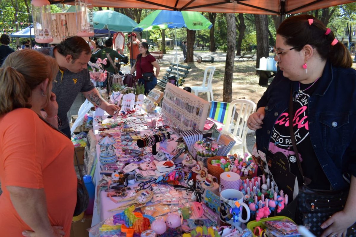 AsuncionMuni's tweet photo. Estamos en la Plaza Uruguaya con el Asu Mega Fest 🤩
Vení a disfrutar los #Asu486 y probá todas las delicias gastronómicas disponibles 😋 Además, podés aprovechar y llevar el regalo por el día del niño. ¡Te esperamos! https://t.co/iMEUXyZ1ji