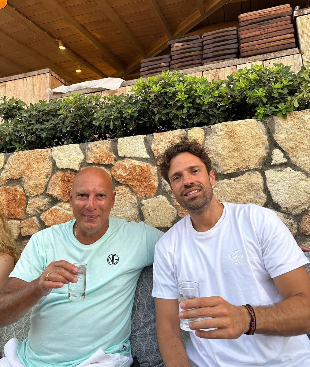 ArgirosKonstant's tweet photo. Χρόνια πολλά σε όλους!
Την ημέρα της μεγάλης γιορτής της Παναγίας, παρέα με τον legend του Παγκοσμίου μπάσκετ Νίκο Γκάλη και αγαπημένους φίλους!
Καλό Δεκαπενταύγουστο σε όλους με υγεία!
#Summer2023 #ElpidaTour https://t.co/3Wi0yE91hz