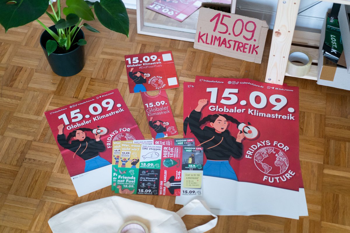 FridayForFuture's tweet photo. 📆 In einem Monat ist Globaler Klimastreik!

Dafür könnt ihr jetzt kostenlos Plakate, Sticker und Co zu euch nach hause bestellen, um in eurer Straße, Schule, Uni etc auf den 15.09. aufmerksam zu machen!

https://t.co/5r4ijHujwM https://t.co/Fepc0WLWsL